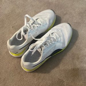 EUC Puma running shoe size 8.5 white/yellow